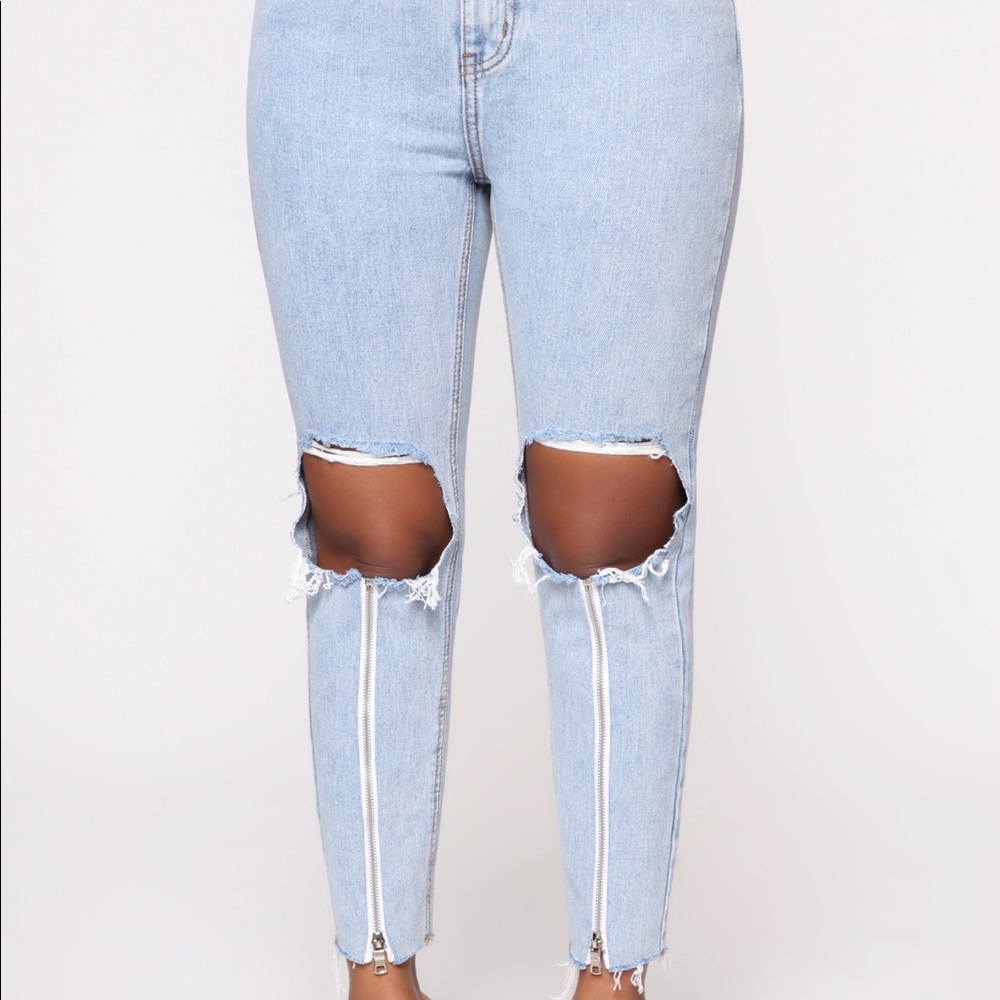 NEVER WORN** FASHION NOVA / Stevy Boyfriend Jeans- LightWash